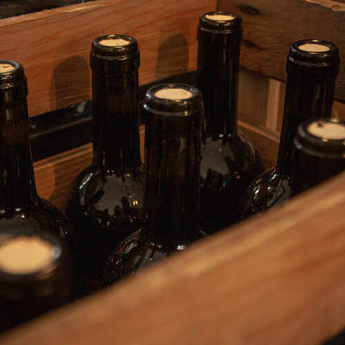 Weinflaschen im Holzkasten